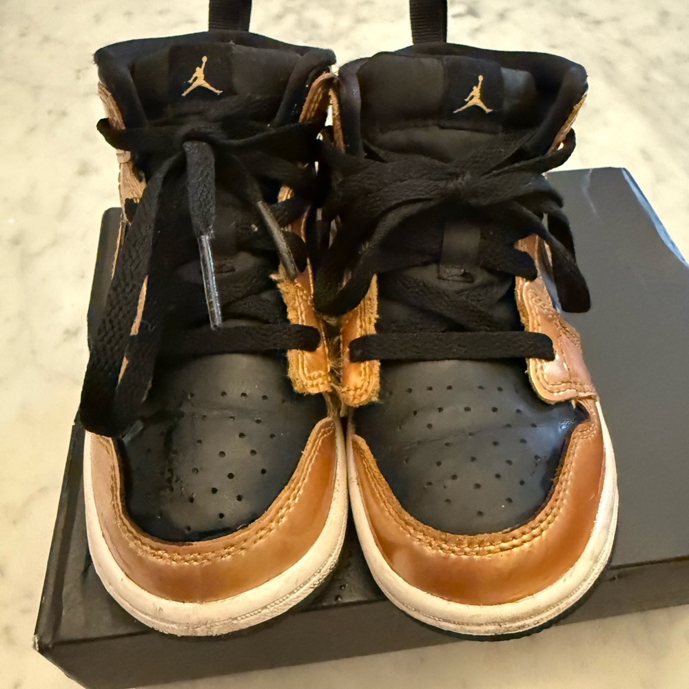 🌟EUC Air Jordan Mid SE Black& Gold Sneakers🌟 - Picture 4 of 8